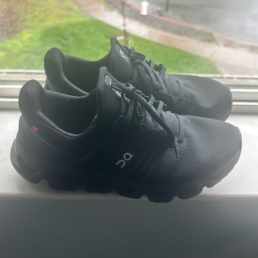 On cloud shoes Size 9.5